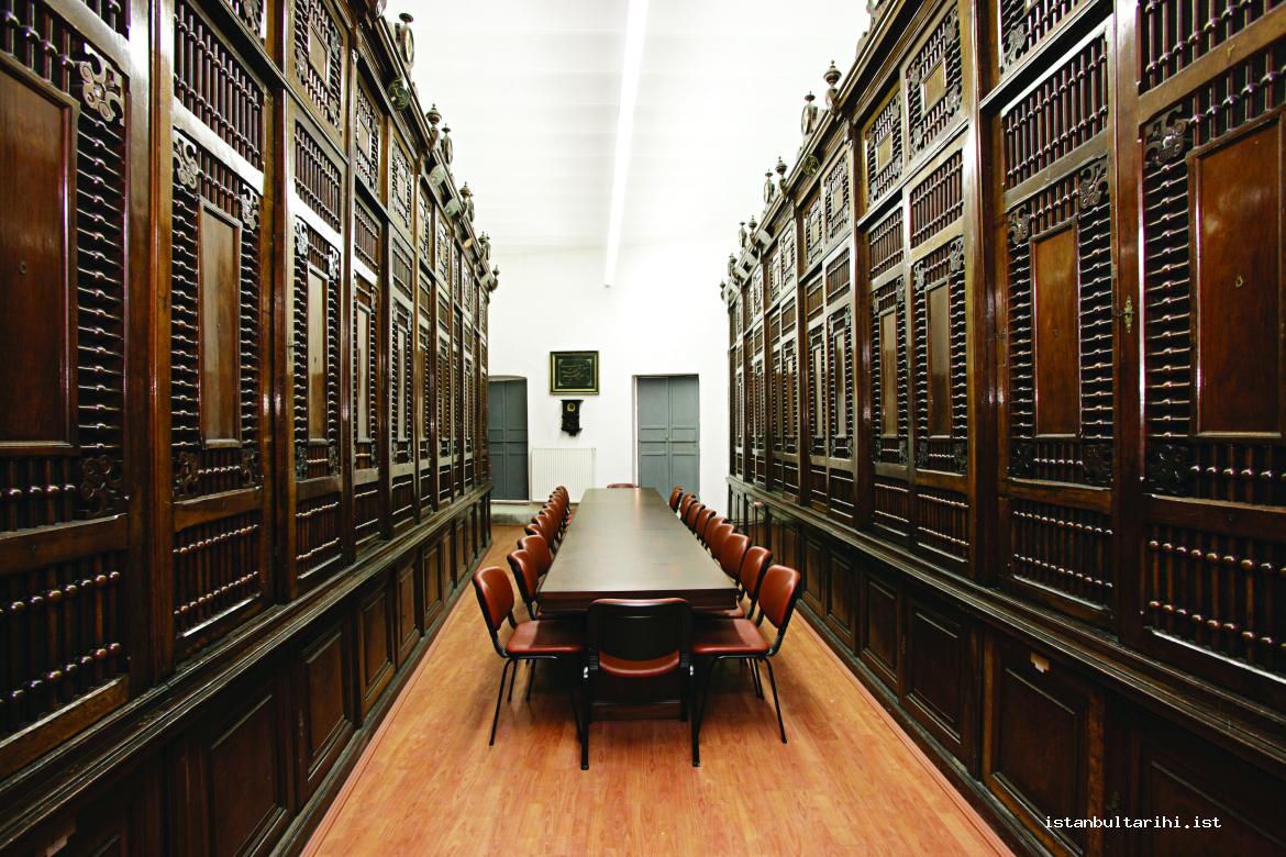 3- İstanbul kadı sicillerinin muhafaza edildiği Meşihat Arşivi’ndeki II. Abdülhamid tarafından yapılan dolaplar