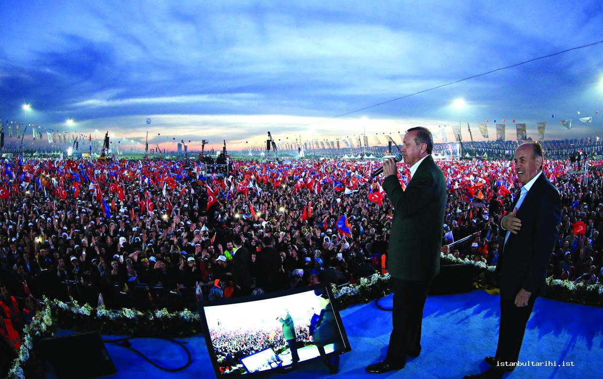 17- 27 Mart 2014 yerel seçimleri öncesinde, Ak Parti Genel Başkanı Recep Tayyip Erdoğan İstanbul Büyükşehir Belediye Başkan Adayı Kadir Topbaş ile İstanbul Yenikapı Meydanı’nda düzenlenen son seçim mitinginde