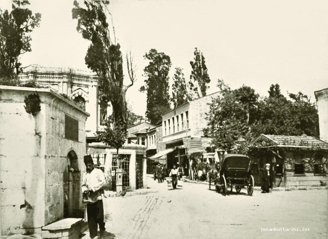 16- Beşinci Daire olarak beledî örgütlenme kurulması düşünülen Eyüp’ten XIX. yüzyıl sonlarında bir sokak (İBB, Atatürk Kitaplığı)