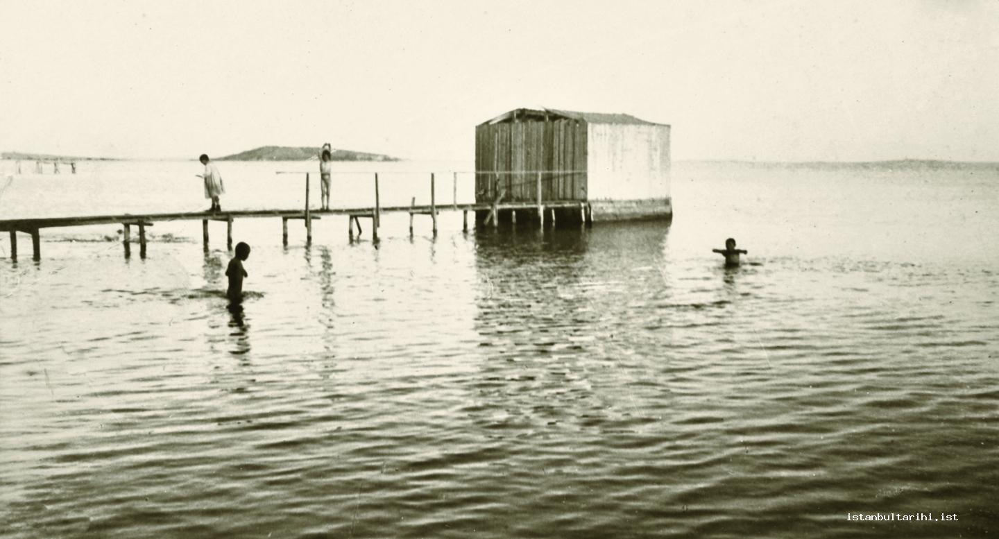 18- İstanbul’da bir deniz hamamı (İBB, Atatürk Kitaplığı, Albüm nr. 157)