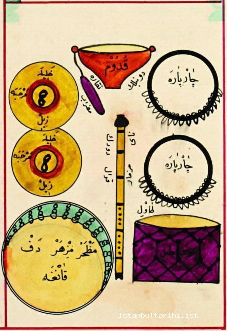 4- Tarikatlarda kullanılan musiki aletleri. Sağda (yukarıdan aşağıya) çârpâre-çârpâre, davul, kös, tabl. Ortada kudüm-dünbelek-nakkâre-mızrab, ney, kaval, düdük, mizmar. Solda halile, merhabe, zil, halile, merhabe, zil, def, mizher, mazhar, kanga (<em>Mecmûa</em>)