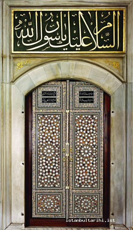 1- Mukaddes emanetlerin muhafaza edildiği Has Oda’nın sedef kapısı